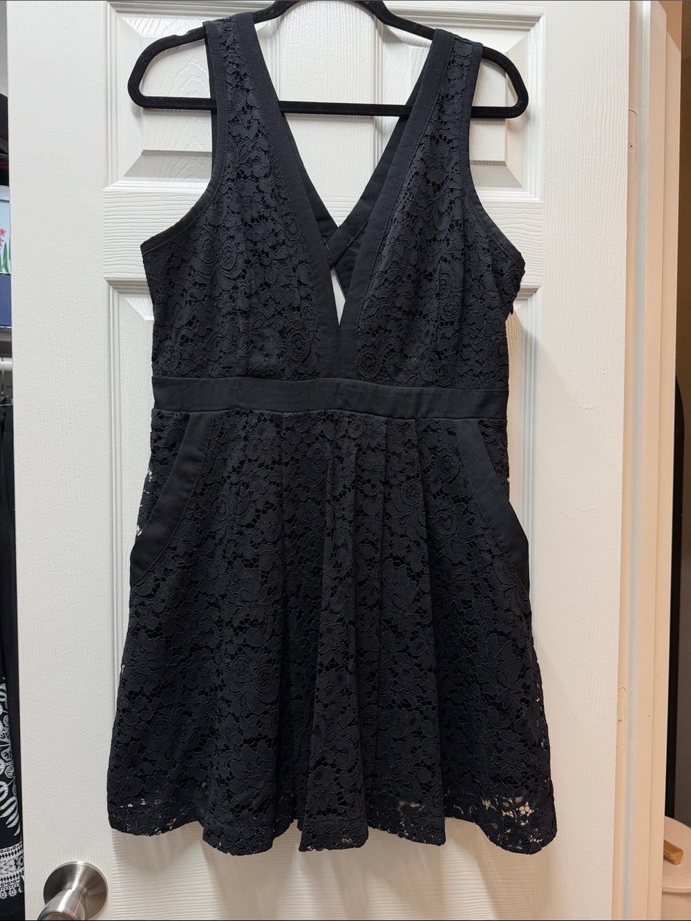 Black Lace V-Neck Sleeveless Dress